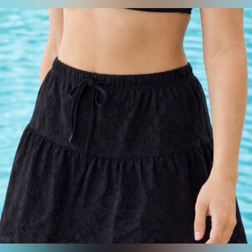 AQUA Swim Coverup Mini Skirt Black Eyelet Size Large Elastic Drawstring Waist